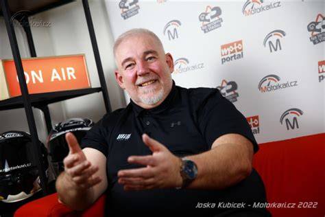 Joska Kubíček moderuje motocyklové závody