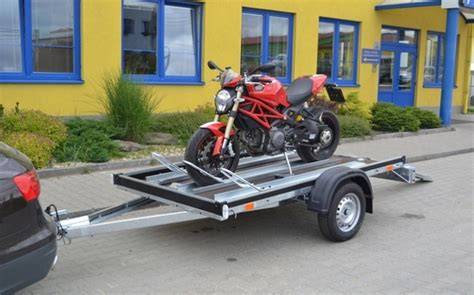 Handy 20 s motocyklem upevněným na přívěsu