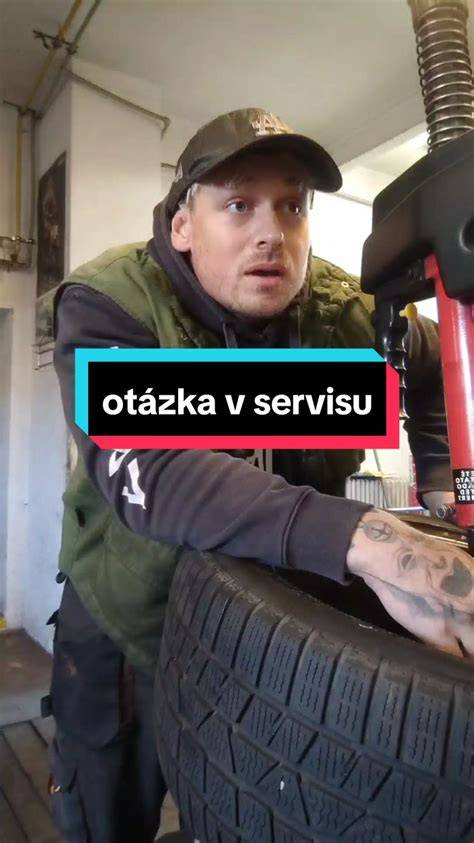Mechanik opravuje elektrokolo v servisu