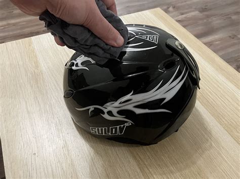 Šetrné čištění motocyklové helmy