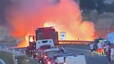 Peloton na dálnici v Dubaji