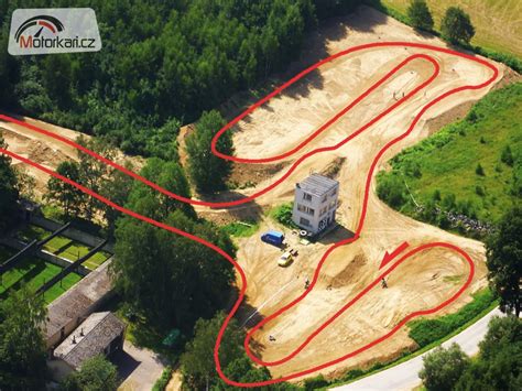 Motokrosová trať v údolí