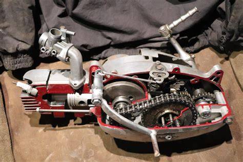 řez zadním motocyklovým tlumičem