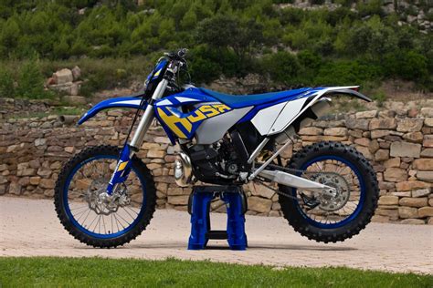 Husaberg modrožluté enduro v terénu
