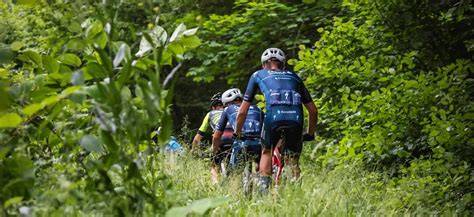 děti při tréninku horské cyklistiky na trailu