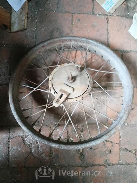 Širší zadní kolo v kyvné vidlici motocyklu