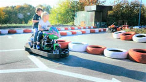 děti závodí na elektrických motokárách