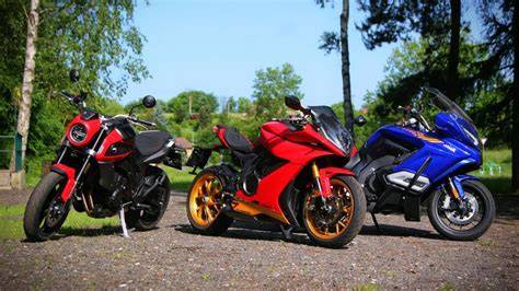 naháč a sportovní motocykl srovnání
