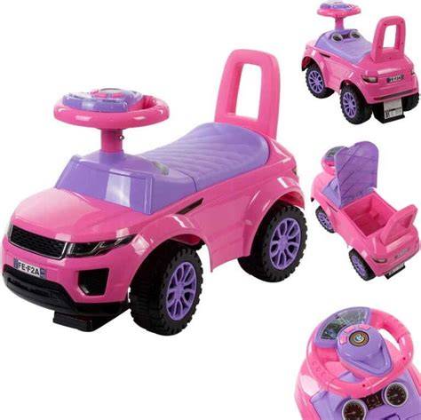 dětské odrážedlo auto na chodníku