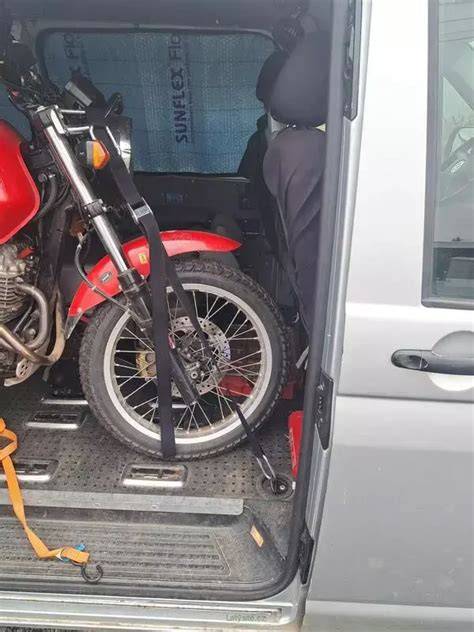 upínací popruhy motocyklu na přívěsu