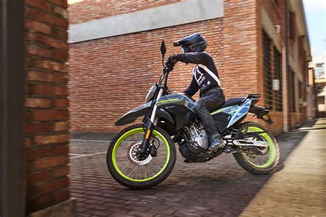 motocykl před zatáčkou brzdný bod apex
