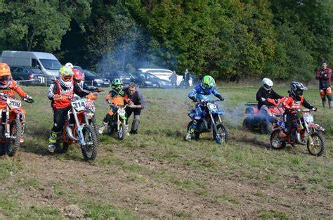 Motocyklový závod na uzavřené silnici