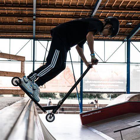 Freestyle jezdec s helmou ve skateparku