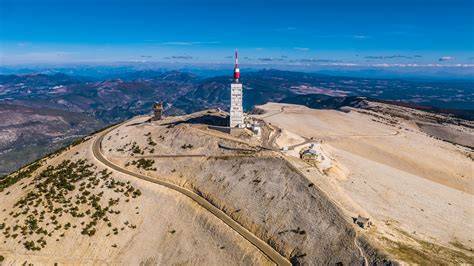 Koloběžkář na vrcholu Mont Ventoux