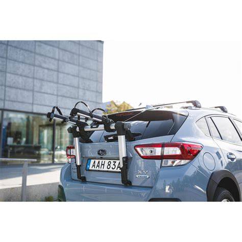 nosič tří kol na zadních dveřích automobilu