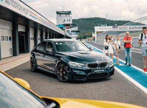 Sportovní automobil na závodním okruhu