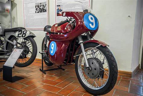 historický motocykl Jawa závodní trať