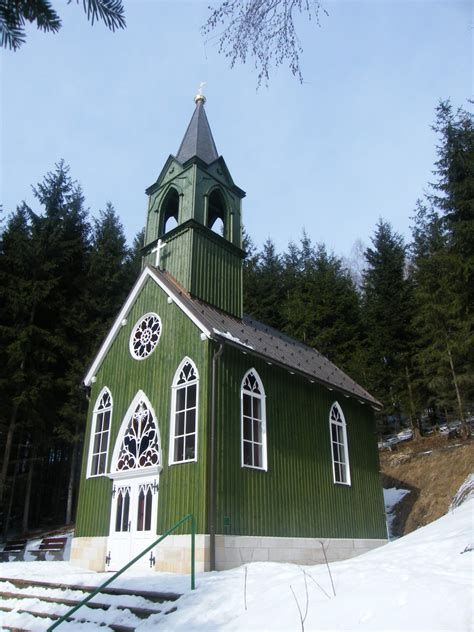 historická dřevěná kaplička v lese