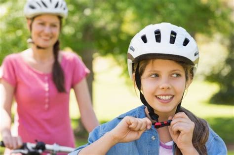 holčička v růžové cyklistické přilbě