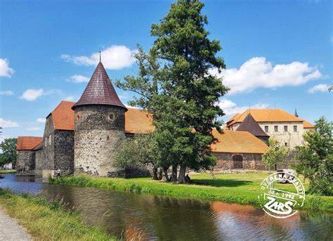 Vodní hrad Tauchritz u jezera