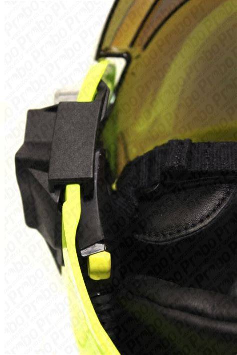 LED svítilna integrovaná na hasičské přilbě