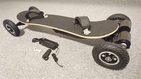 profesionální elektrický longboard na silnici