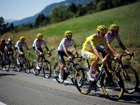 závodníci Tour de France v pelotonu