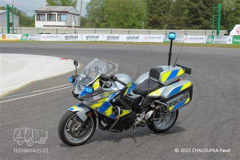 Policejní motocykl a zablokovaná ulice