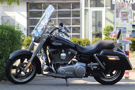 Motocykl projíždí dopravní kolonou