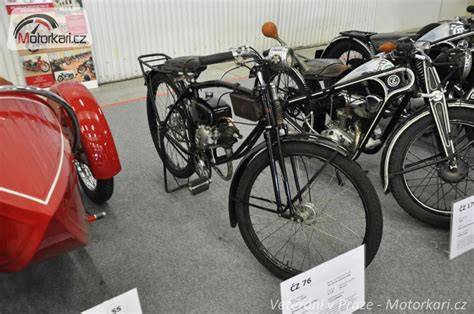 Historické motocykly v řadě