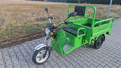 Terénní elektrická tříkolka v lese