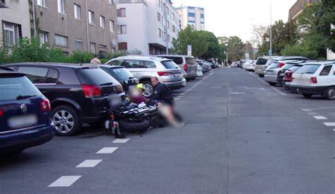 motorkář na otevřené silnici