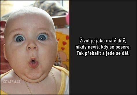 malé dítě seznamující se s odrážedlem