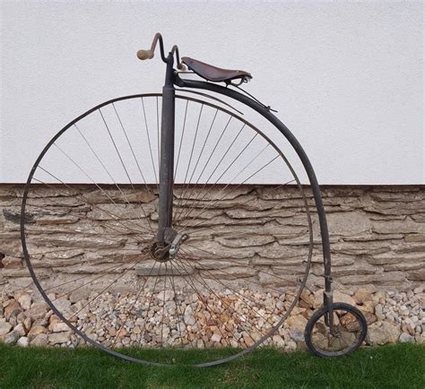 Historické vysoké kolo a cyklista