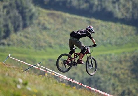 Drátové motokrosové kolo v terénu
