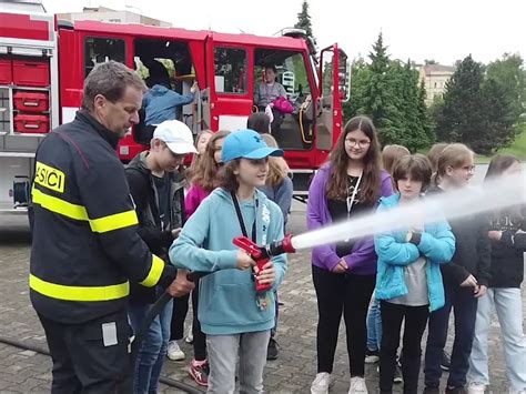 instruktor vysvětluje dětem techniku jízdy