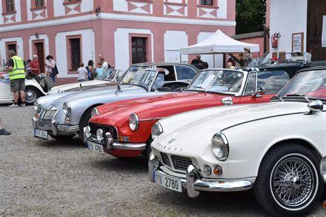 Historické automobily a motocykly na veteránské výstavě