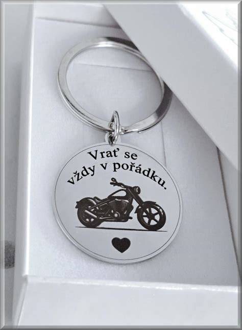motorkářská silueta na stěně pokoje
