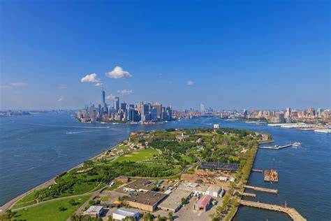 Governors Island cyklostezka s panoramatem Manhattanu
