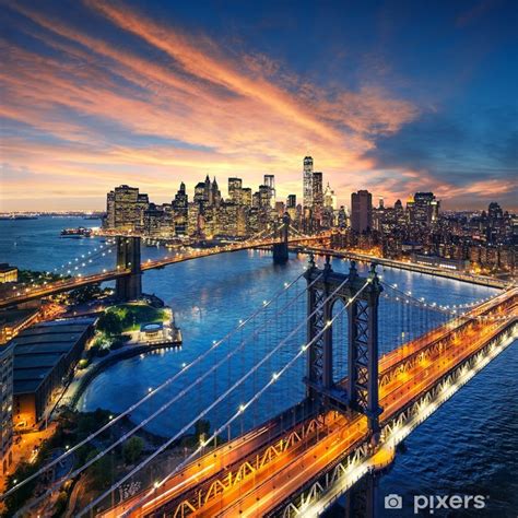 Brooklyn Bridge večer s osvětleným Manhattanem