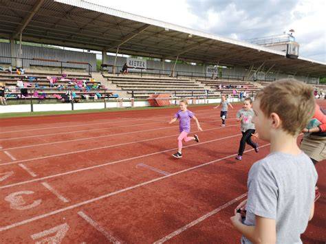 dětský atletický čtyřboj na stadionu