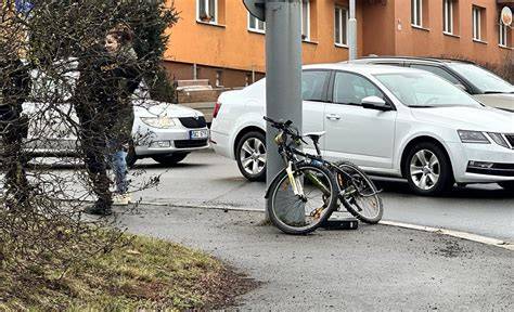 Střet automobilu s cyklistou na křižovatce