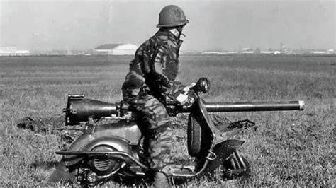 Francouzští výsadkáři s Vespa TAP