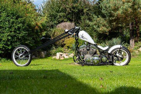 Chopper se zadním sedlem a opěrkou