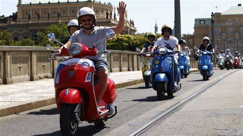 Kolona skútrů Vespa na pražské ulici