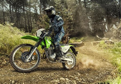Motocykl Kawasaki KLX 230 v terénu
