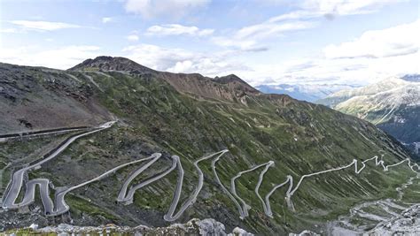 Passo dello Stelvio padesát serpentin