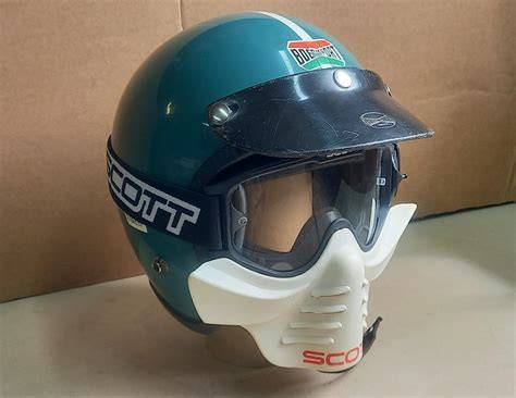 Retro enduro přilba ze sedmdesátých let
