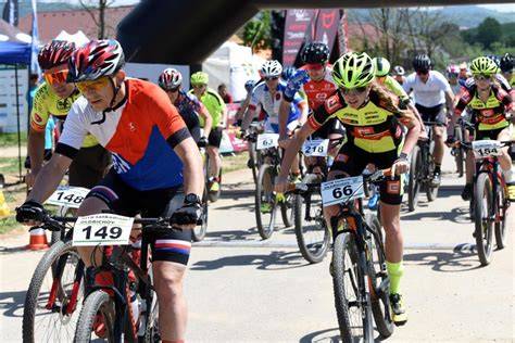 závodníci E-MTB na prudkém stoupání