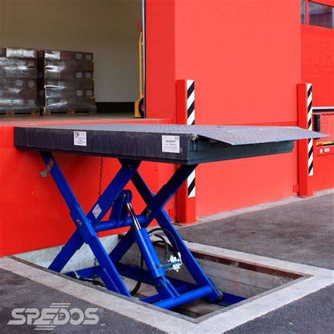 Hydraulická rampa pro motocykl v dílně